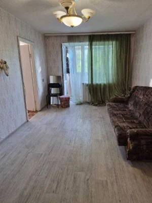 Продам 3 кімн. квартиру в ЦЕНТРІ . 2/5 цегл. Житловий стан.