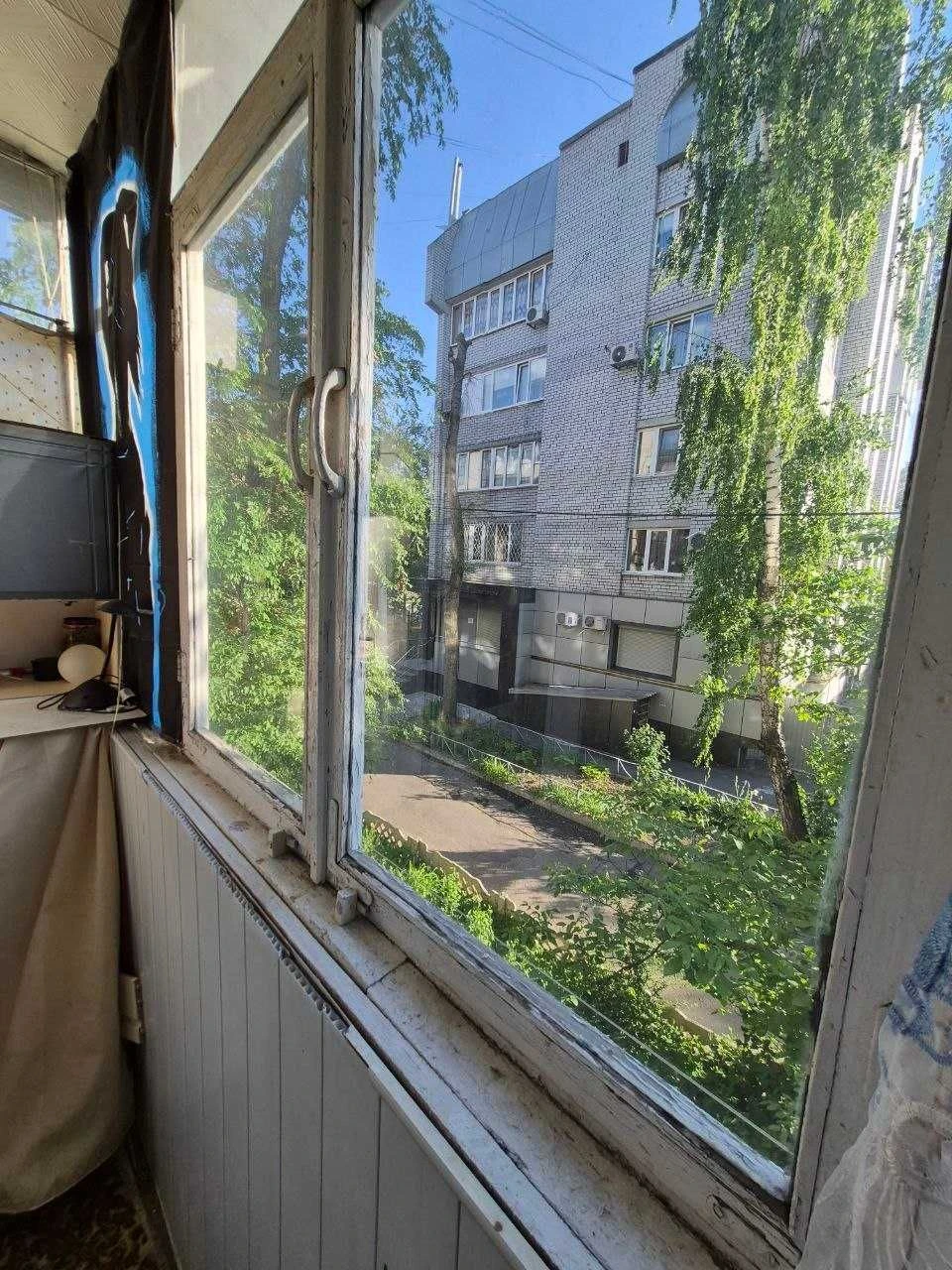 Продам 3 кімн. квартиру в ЦЕНТРІ . 2/5 цегл. Житловий стан.
