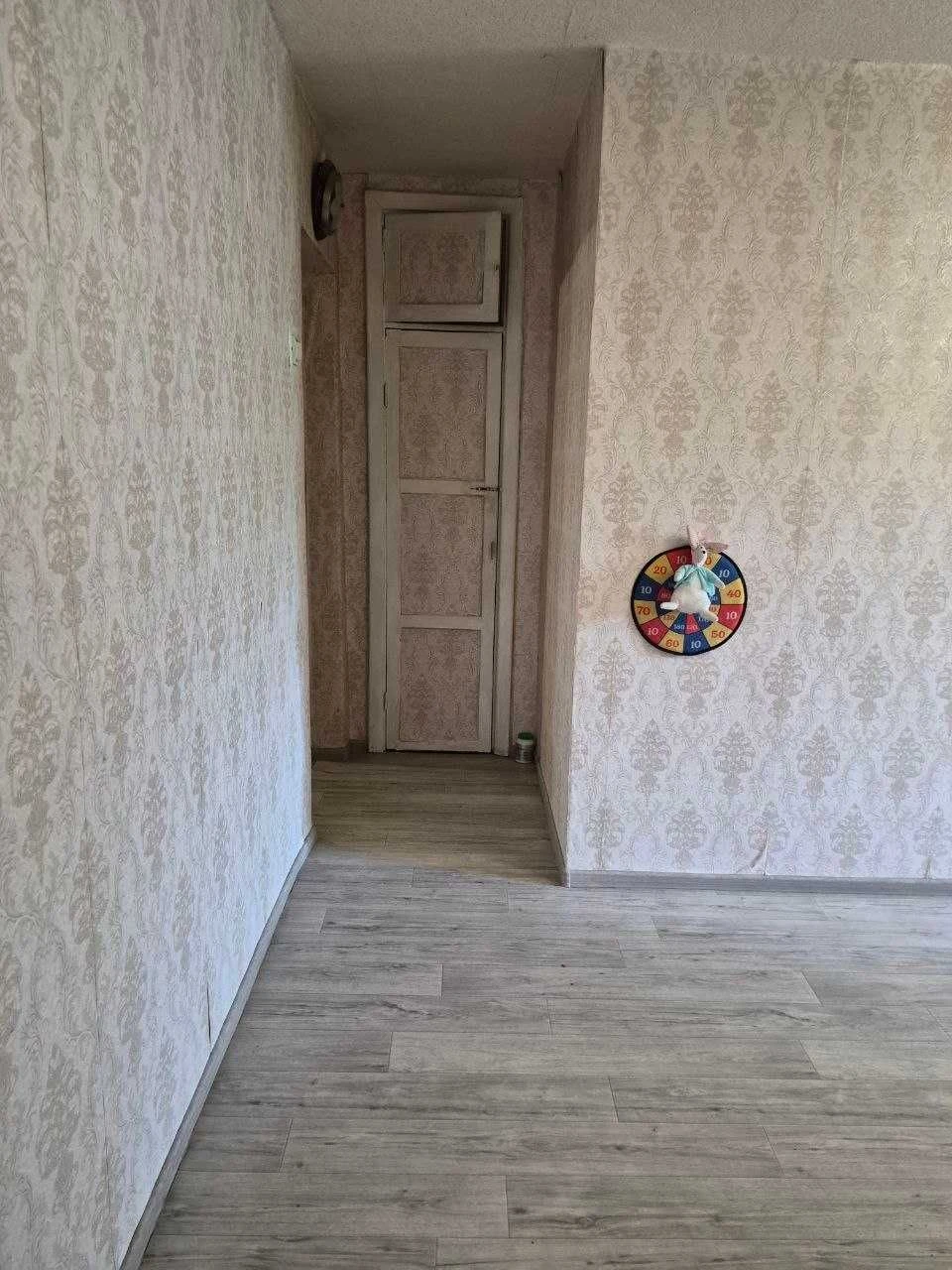 Продам 3 кімн. квартиру в ЦЕНТРІ . 2/5 цегл. Житловий стан.