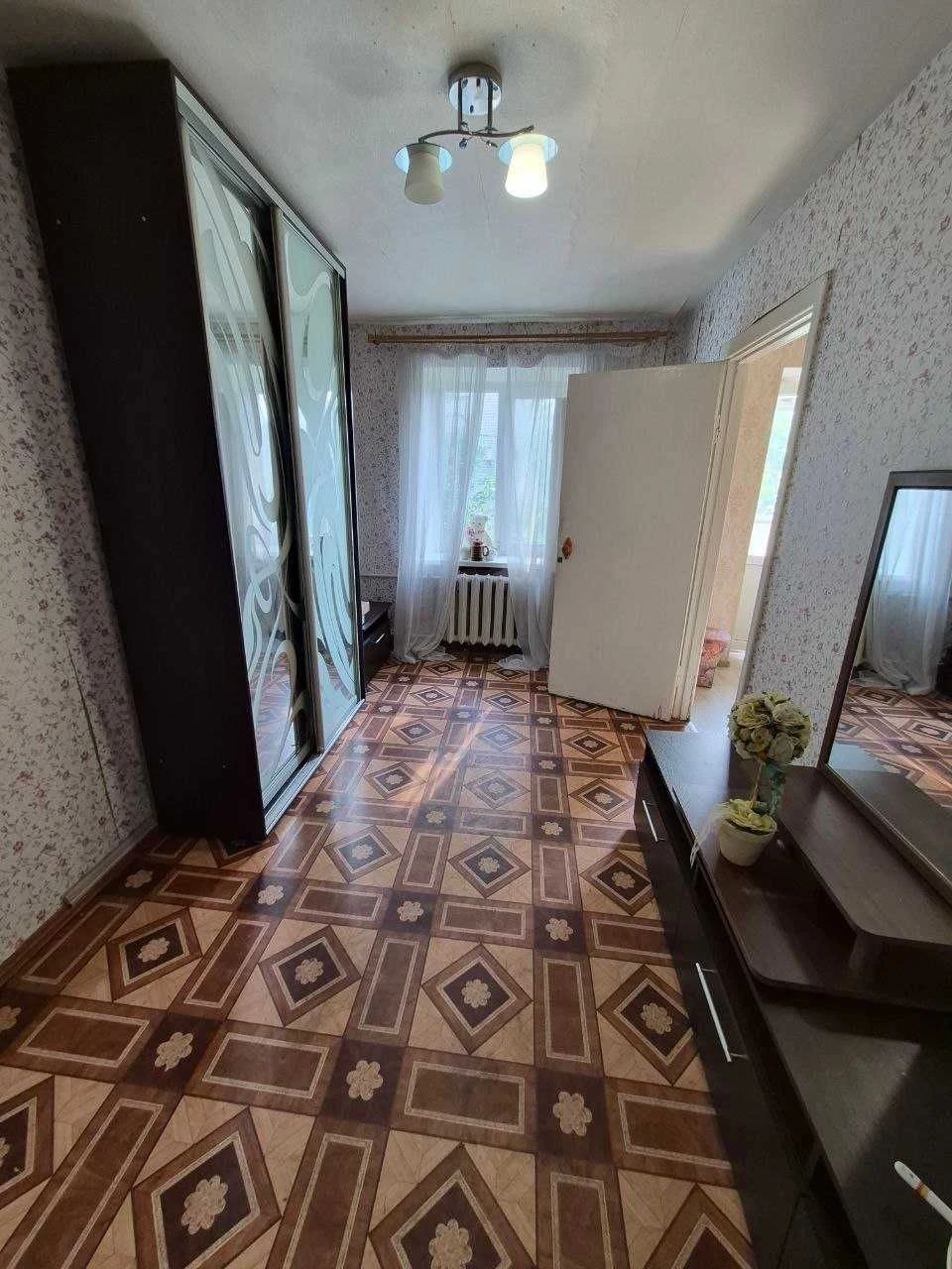 Продам 3 кімн. квартиру в ЦЕНТРІ . 2/5 цегл. Житловий стан.