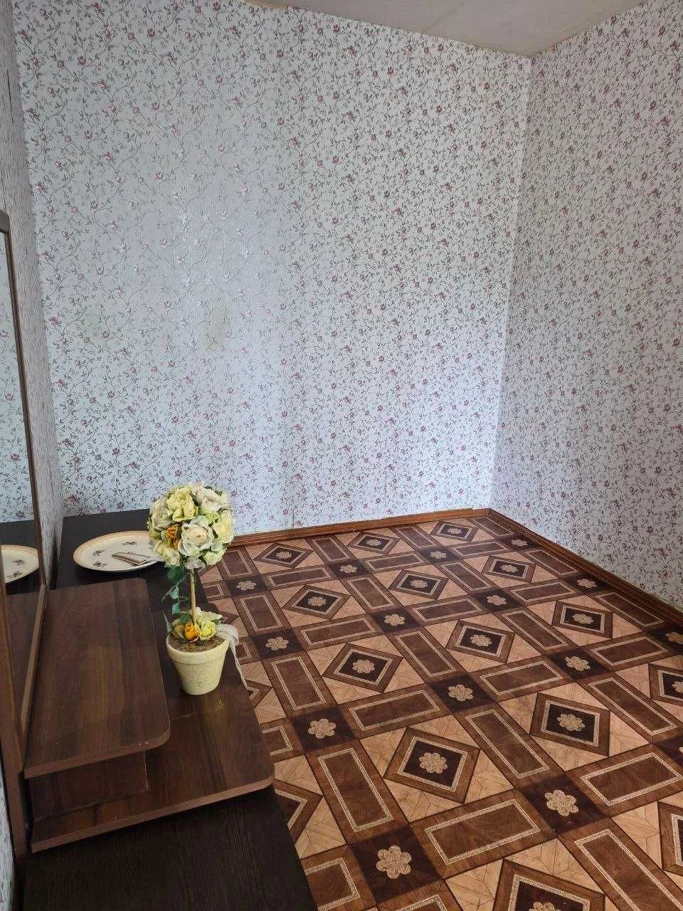 Продам 3 кімн. квартиру в ЦЕНТРІ . 2/5 цегл. Житловий стан.