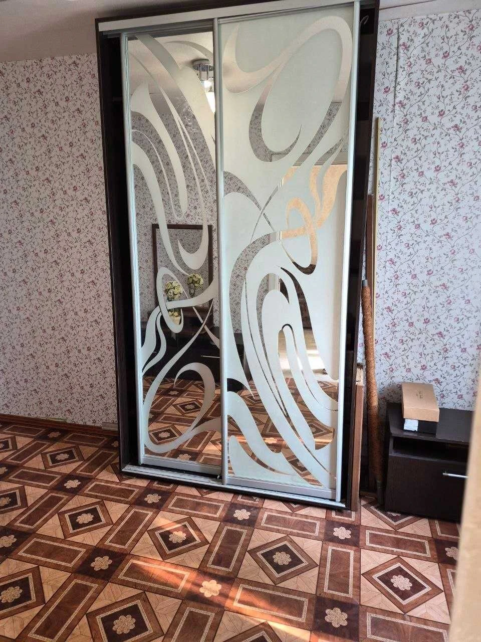 Продам 3 кімн. квартиру в ЦЕНТРІ . 2/5 цегл. Житловий стан.
