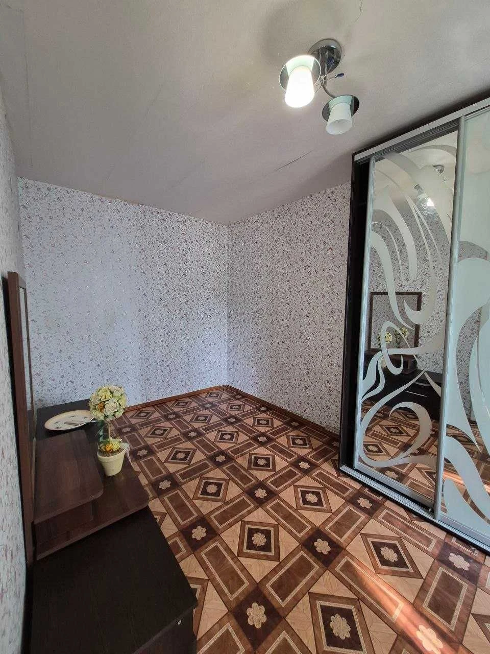Продам 3 кімн. квартиру в ЦЕНТРІ . 2/5 цегл. Житловий стан.
