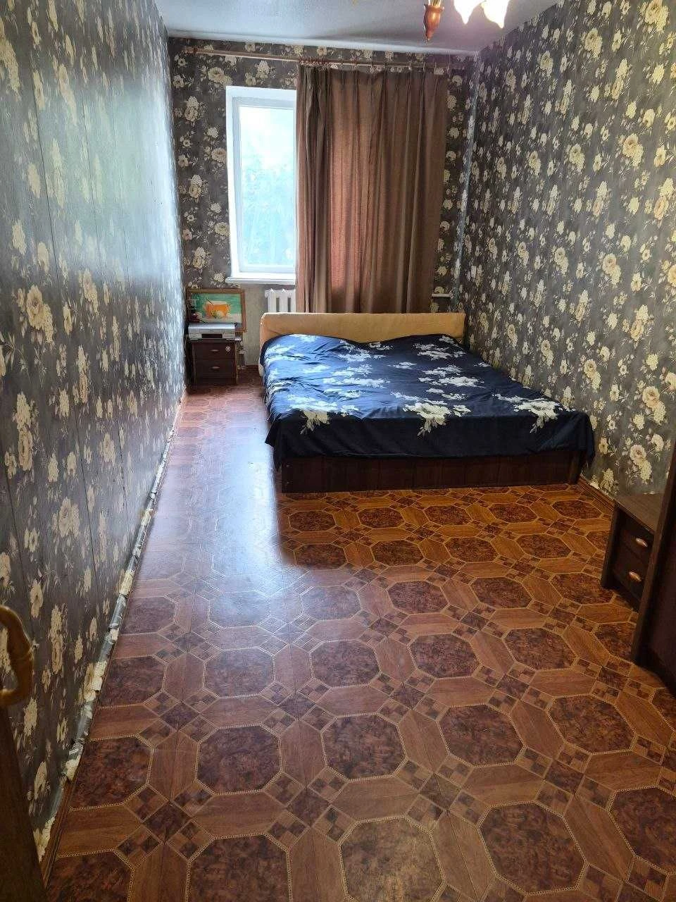 Продам 3 кімн. квартиру в ЦЕНТРІ . 2/5 цегл. Житловий стан.