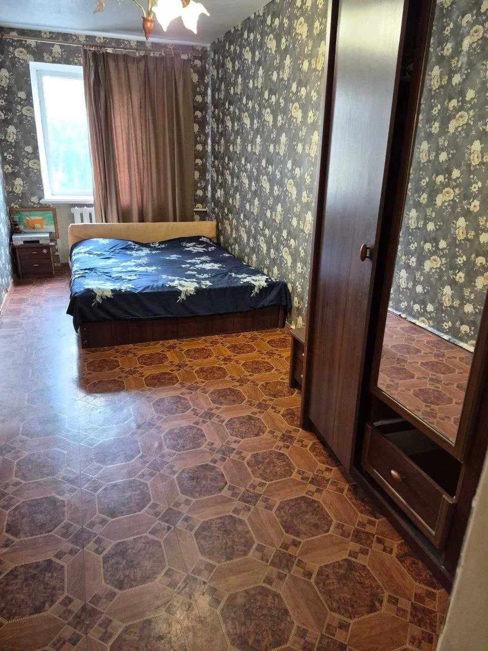 Продам 3 кімн. квартиру в ЦЕНТРІ . 2/5 цегл. Житловий стан.