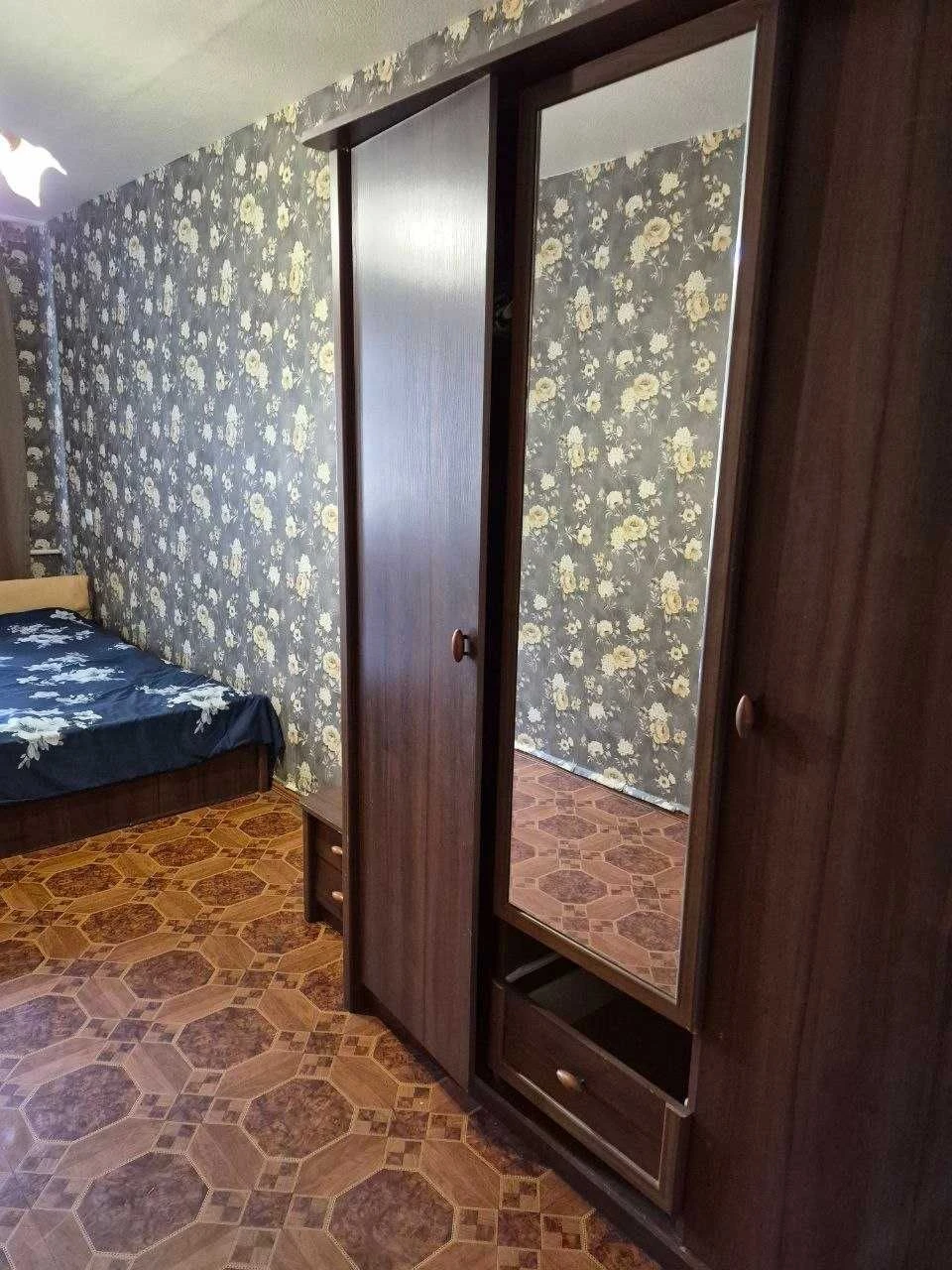 Продам 3 кімн. квартиру в ЦЕНТРІ . 2/5 цегл. Житловий стан.