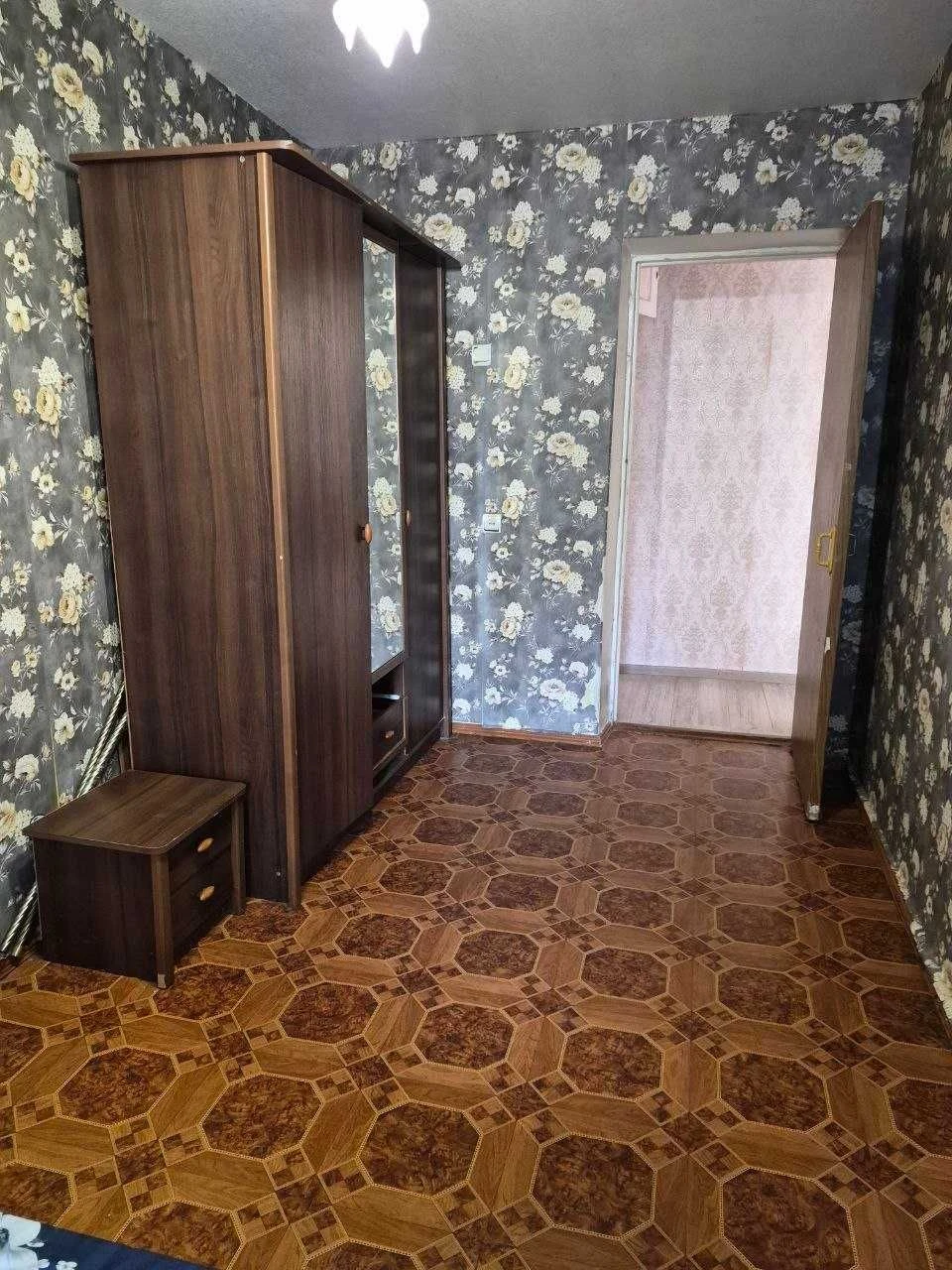 Продам 3 кімн. квартиру в ЦЕНТРІ . 2/5 цегл. Житловий стан.