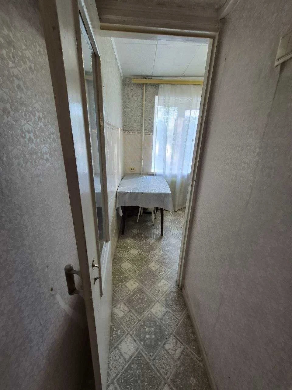 Продам 3 кімн. квартиру в ЦЕНТРІ . 2/5 цегл. Житловий стан.