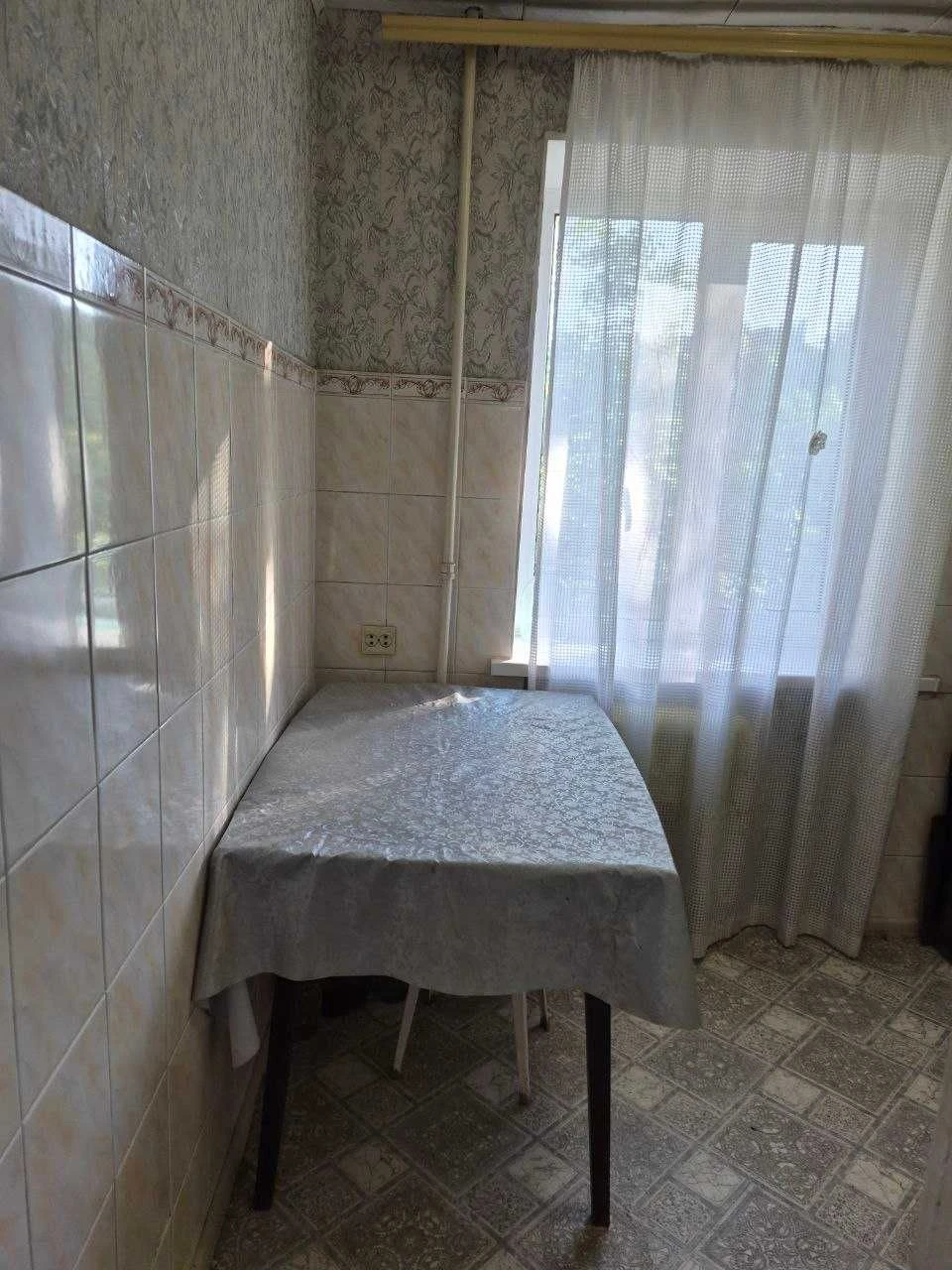 Продам 3 кімн. квартиру в ЦЕНТРІ . 2/5 цегл. Житловий стан.