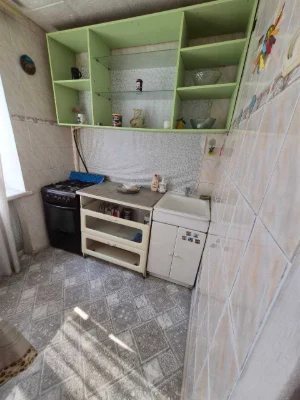Продам 3 кімн. квартиру в ЦЕНТРІ . 2/5 цегл. Житловий стан.