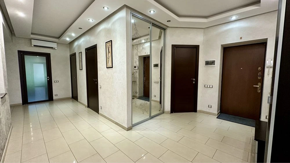 Продаж 4 кімн кв, центр міств, паркова зона, 159 кв м, паркі