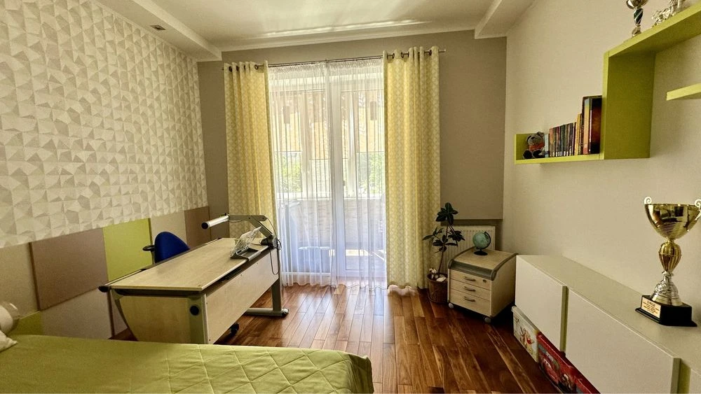 Продаж 4 кімн кв, центр міств, паркова зона, 159 кв м, паркі