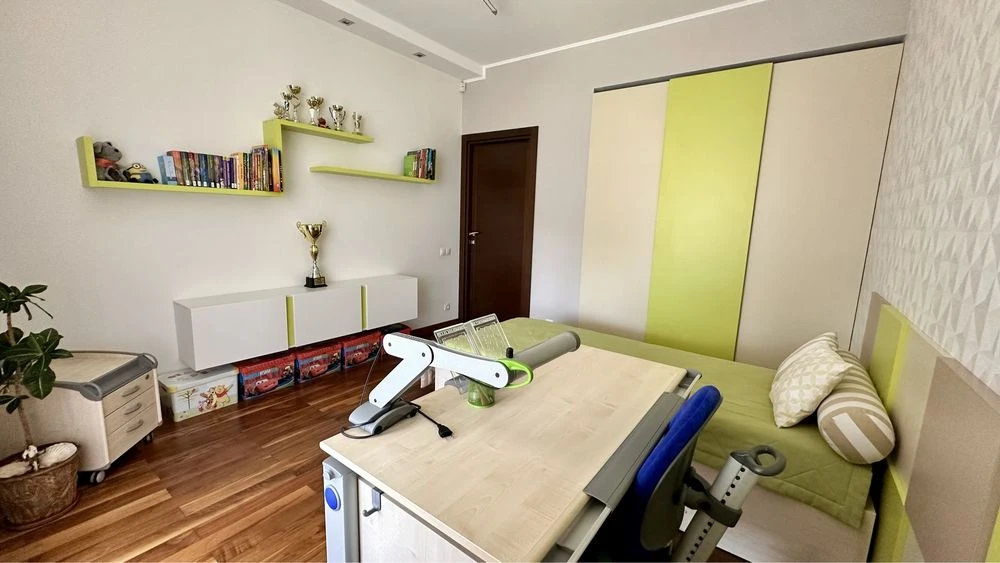 Продаж 4 кімн кв, центр міств, паркова зона, 159 кв м, паркі