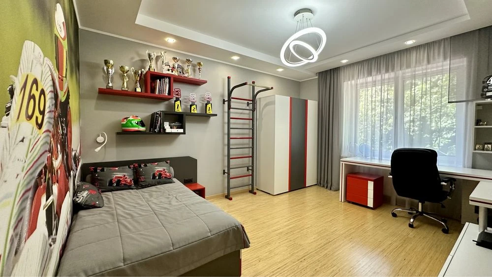 Продаж 4 кімн кв, центр міств, паркова зона, 159 кв м, паркі
