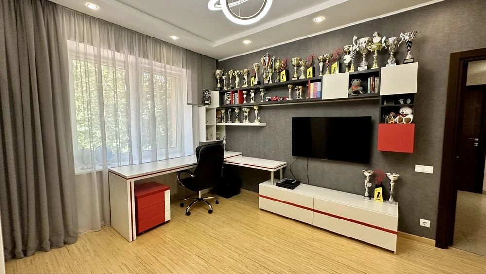 Продаж 4 кімн кв, центр міств, паркова зона, 159 кв м, паркі
