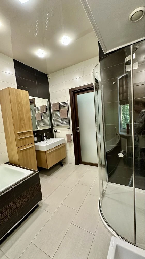 Продаж 4 кімн кв, центр міств, паркова зона, 159 кв м, паркі