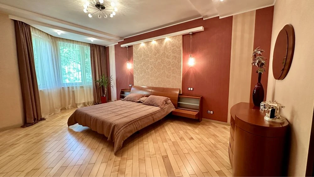 Продаж 4 кімн кв, центр міств, паркова зона, 159 кв м, паркі