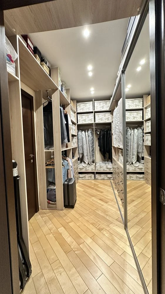 Продаж 4 кімн кв, центр міств, паркова зона, 159 кв м, паркі