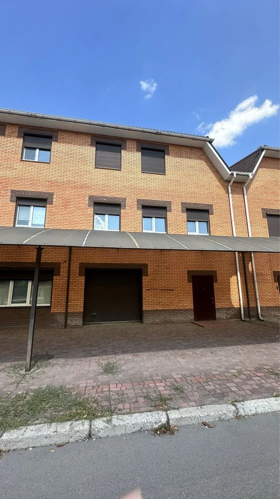 Продам квартиру в  таунхаусі, 210 кв м , центр міста.