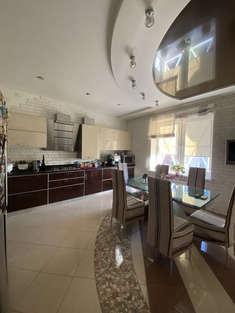 Продам 2х рівневу квартиру центр, 2 паркув місця