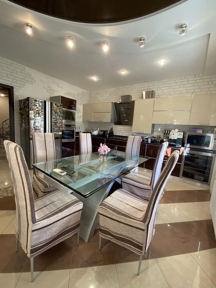 Продам 2х рівневу квартиру центр, 2 паркув місця