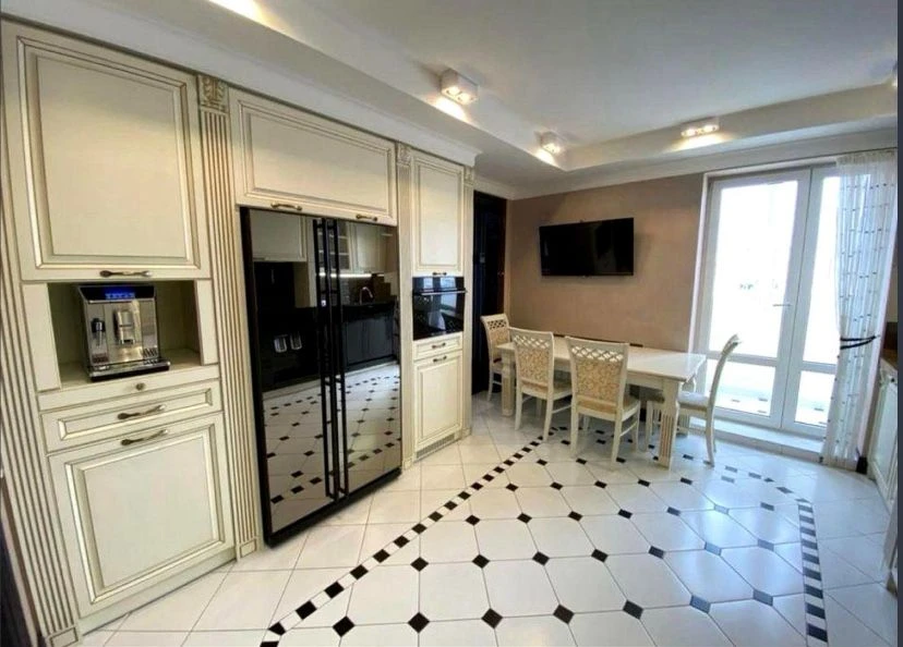 Продам 3- кімнатну квартиру  131,8 кв.м по Троіцькій, центр