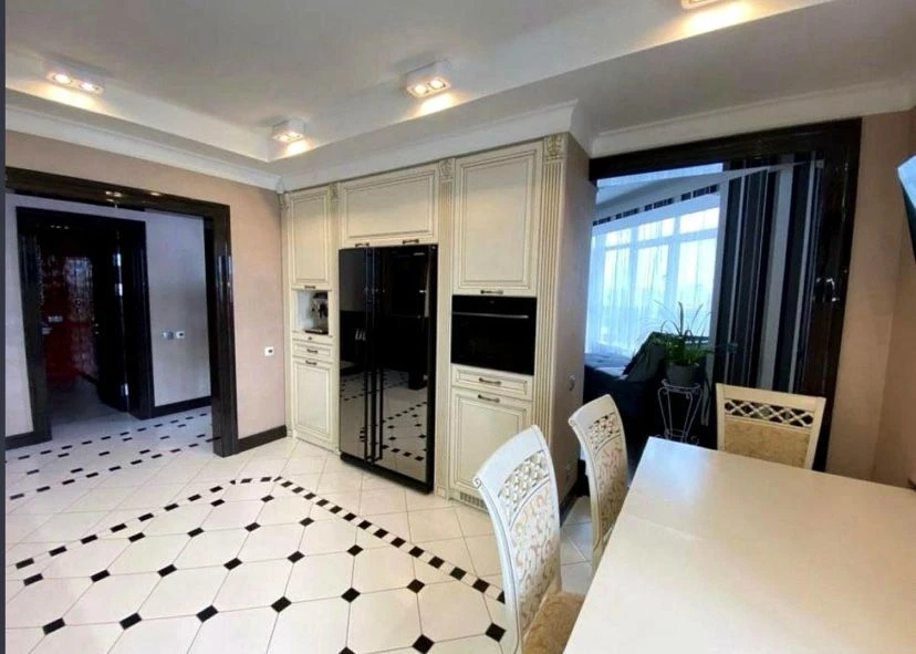 Продам 3- кімнатну квартиру  131,8 кв.м по Троіцькій, центр