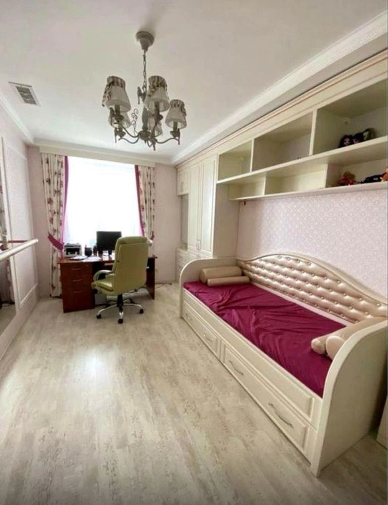 Продам 3- кімнатну квартиру  131,8 кв.м по Троіцькій, центр