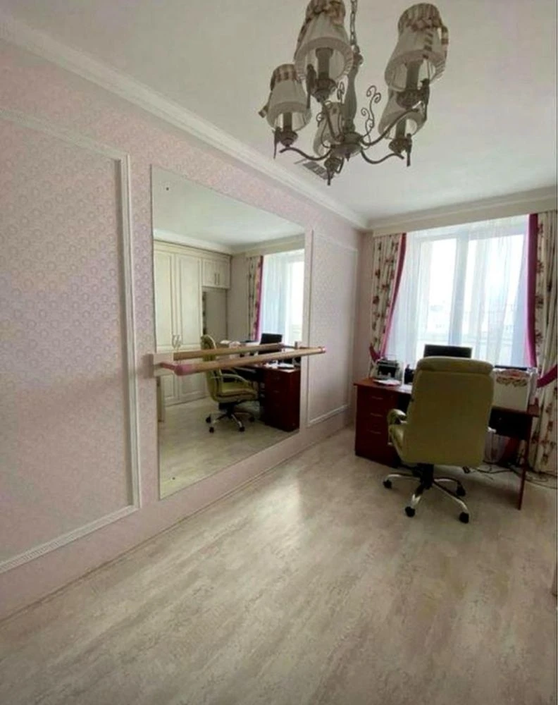 Продам 3- кімнатну квартиру  131,8 кв.м по Троіцькій, центр