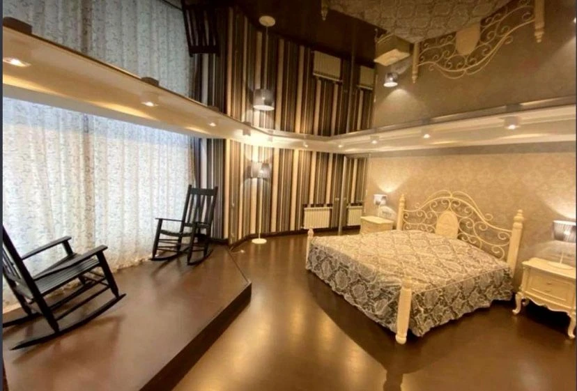 Продам 3- кімнатну квартиру  131,8 кв.м по Троіцькій, центр