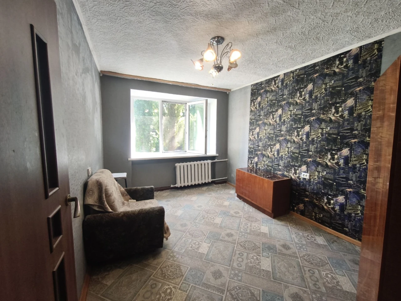 Продам дві кімнати на другому поверсі, р-н  зупинки Аврора