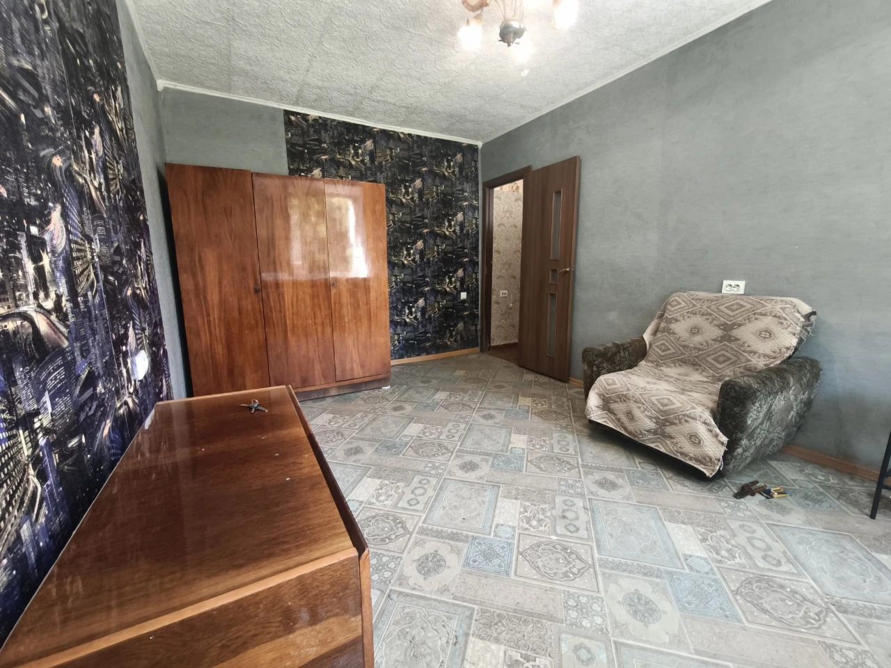 Продам дві кімнати на другому поверсі, р-н  зупинки Аврора