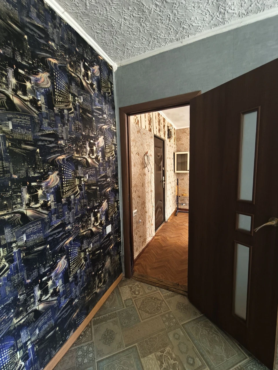 Продам дві кімнати на другому поверсі, р-н  зупинки Аврора