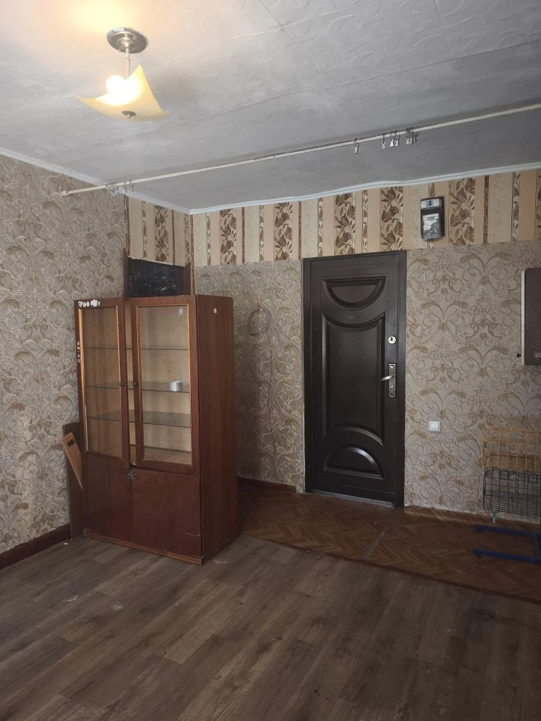 Продам дві кімнати на другому поверсі, р-н  зупинки Аврора