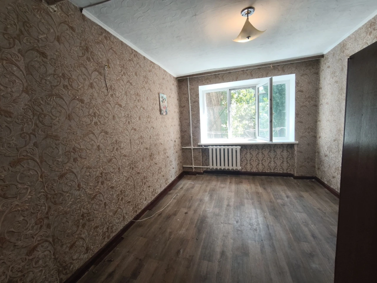 Продам дві кімнати на другому поверсі, р-н  зупинки Аврора