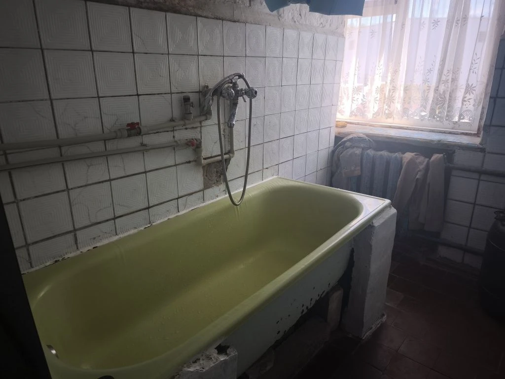 Продам дві кімнати на другому поверсі, р-н  зупинки Аврора
