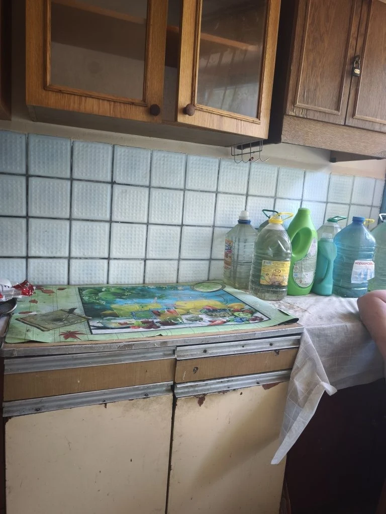 Продам дві кімнати на другому поверсі, р-н  зупинки Аврора
