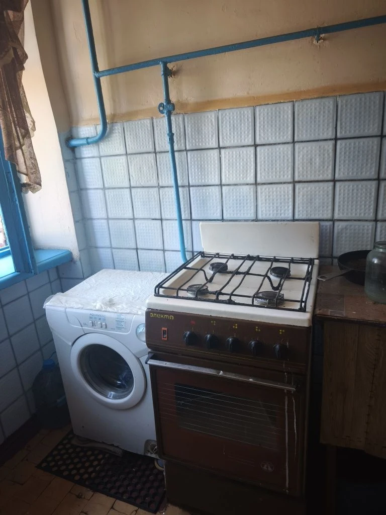 Продам дві кімнати на другому поверсі, р-н  зупинки Аврора