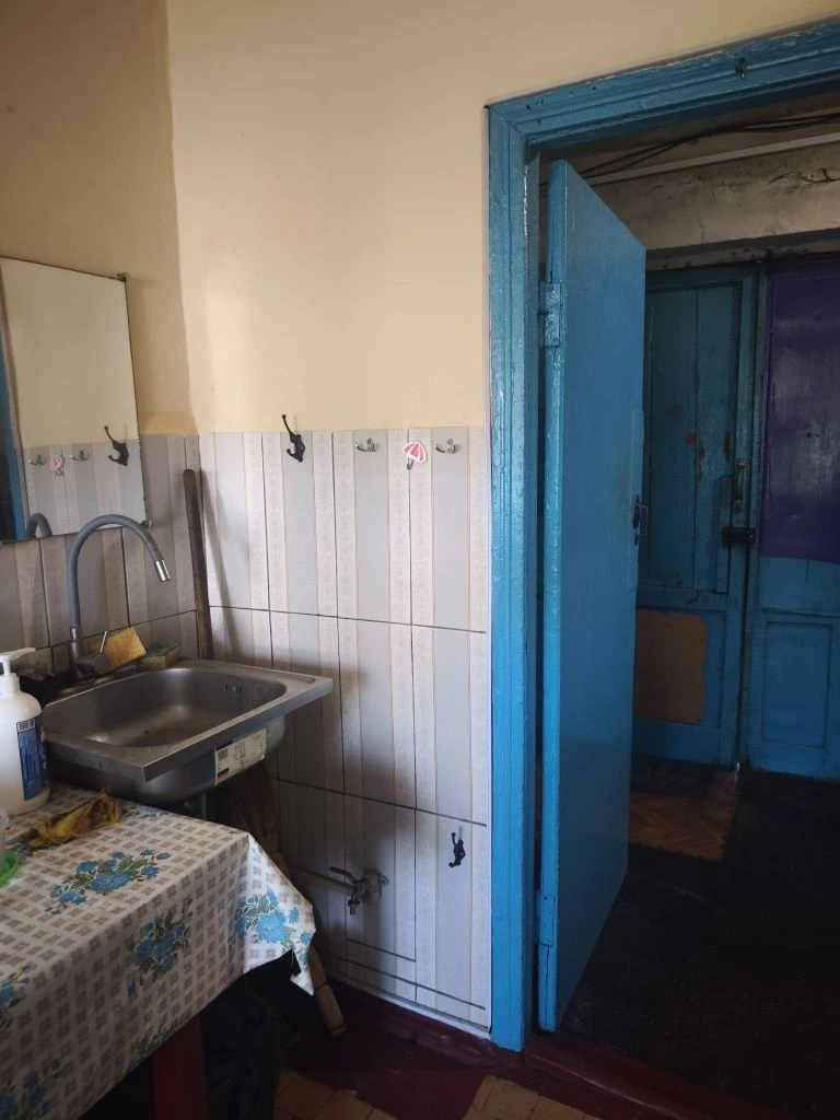 Продам дві кімнати на другому поверсі, р-н  зупинки Аврора
