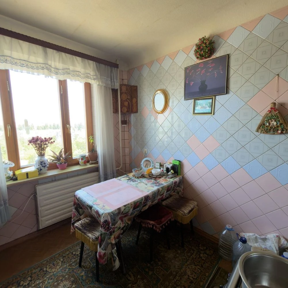 Продам 2-кімн.кв. із жилою лоджією по Миру, нагірна части, н