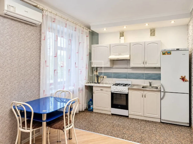 Urgent sale of a large 2-room apartment with renovation, 66.3