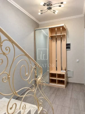 Urgent sale of a large 2-room apartment with renovation, 66.3