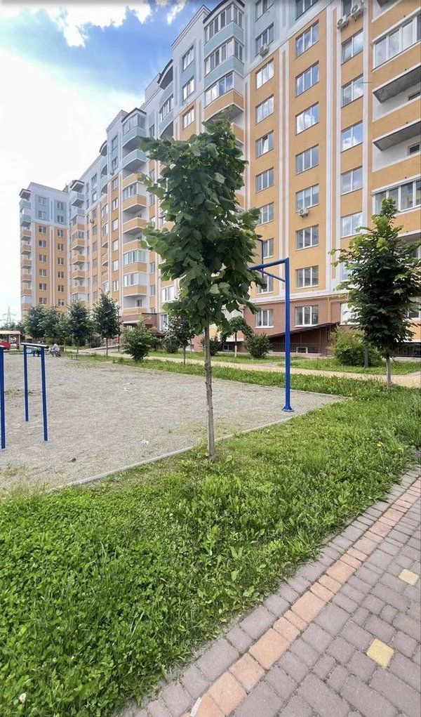 Продаётся квартира с балконом и газовим опаленням, недалеко від
