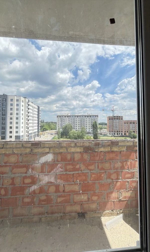 Продаётся квартира с балконом и газовим опаленням, недалеко від
