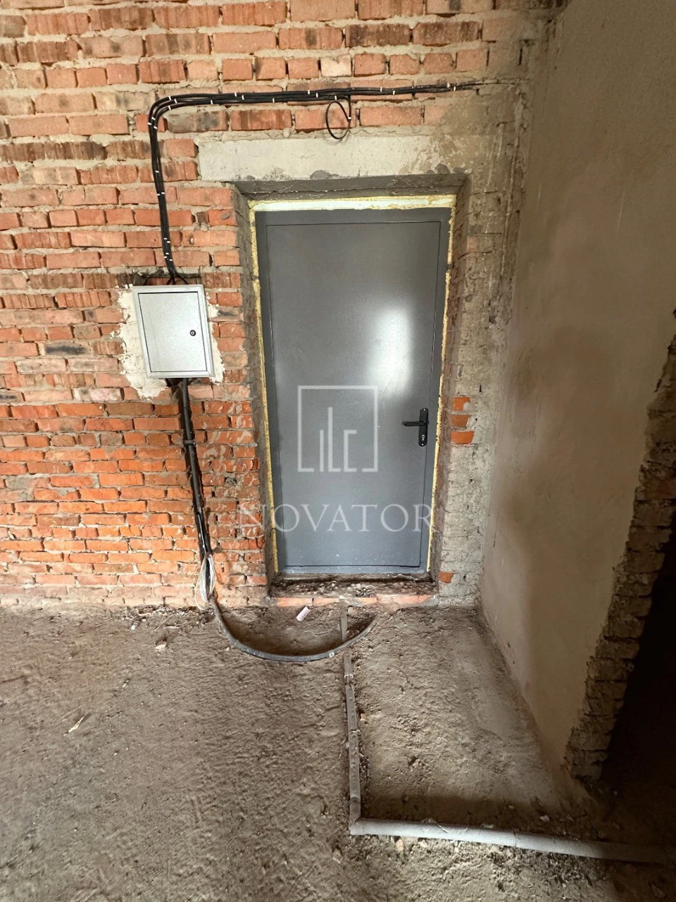For Sale: One-Room Apartment, Un renovated! NO COMMISSION! Great