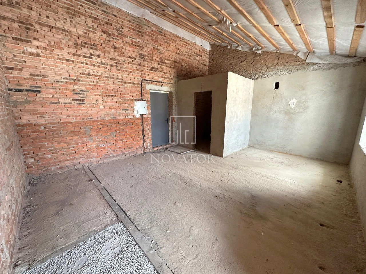 For Sale: One-Room Apartment, Un renovated! NO COMMISSION! Great