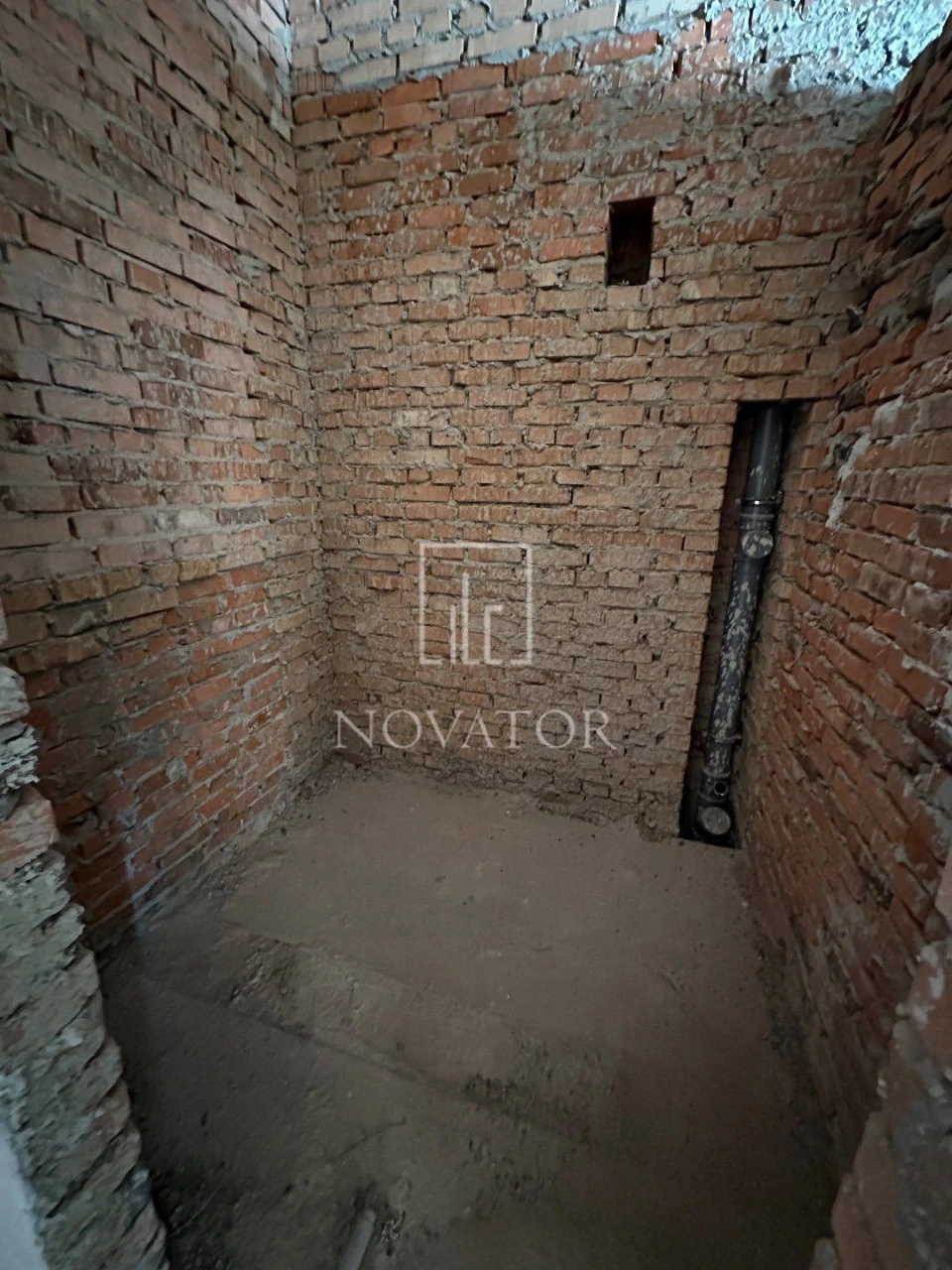 For Sale: One-Room Apartment, Un renovated! NO COMMISSION! Great