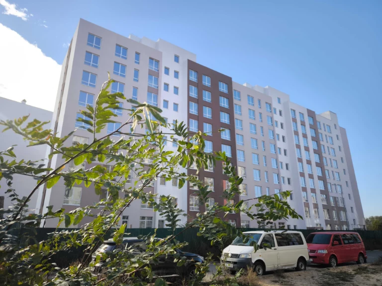Spacious apartment 68 sq m in a populated building. Gas. Minimal