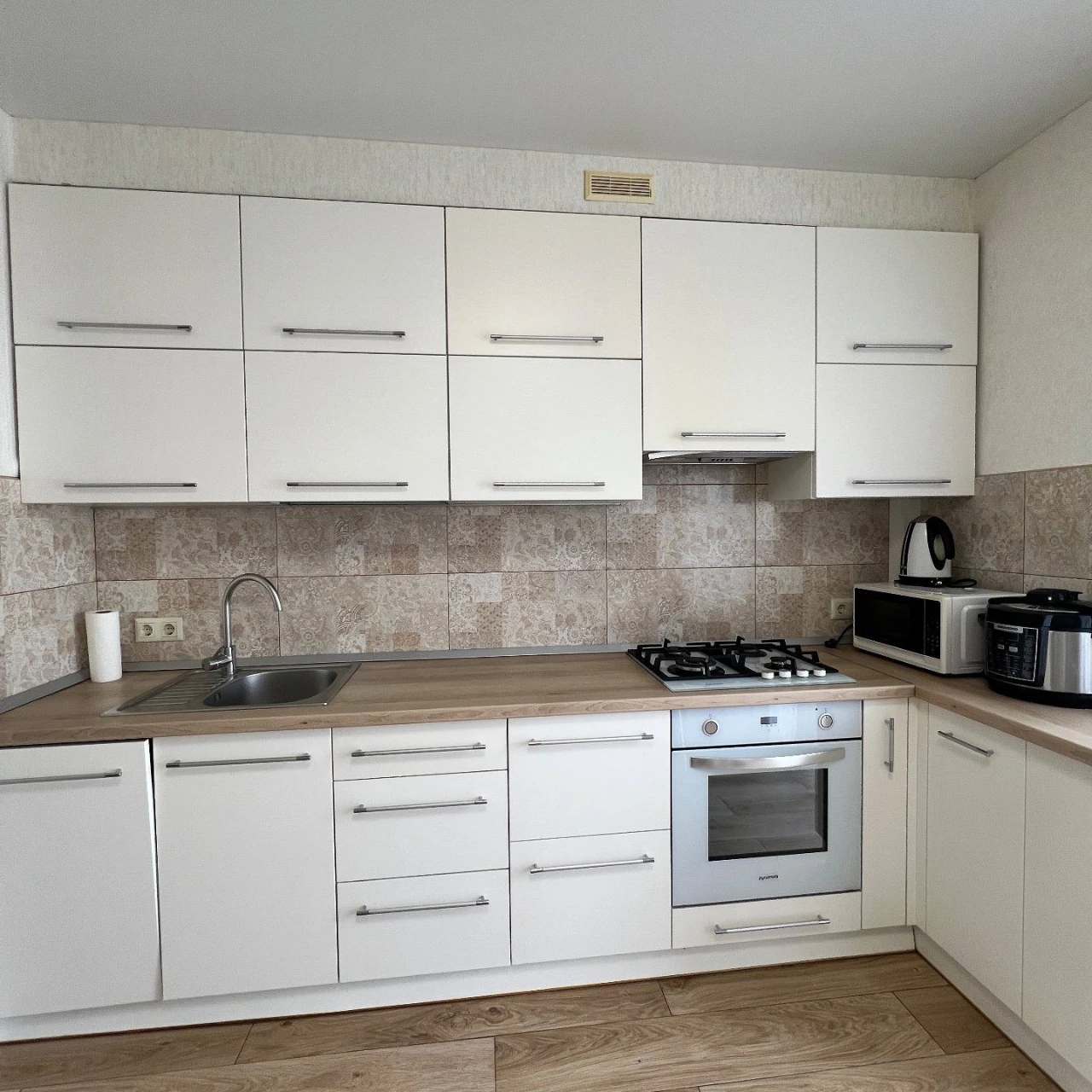 Apartment with renovation in the center of Bucha. Minimum taxes 2%.