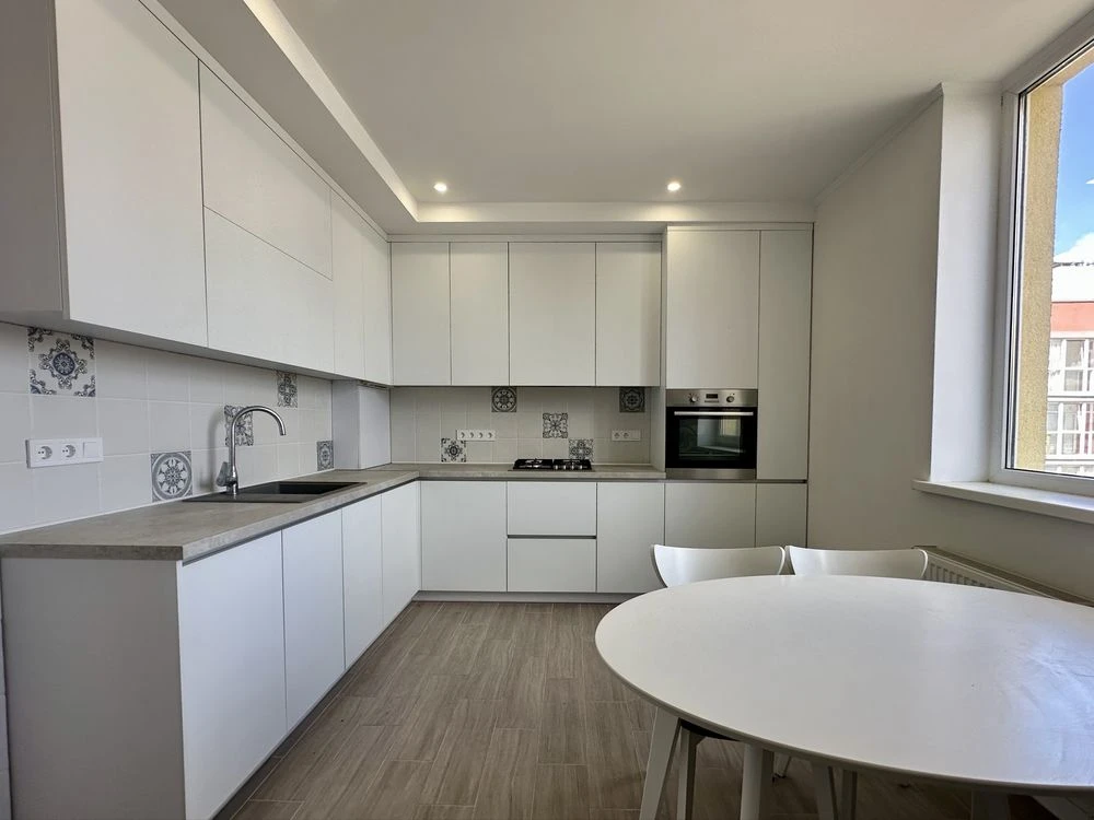 Велика 2-кімнатна квартира 71 м² з дизайнерським ремонтом